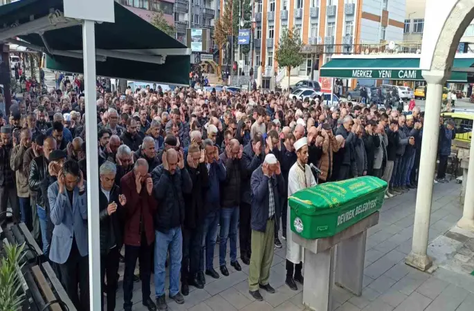 Devrek’in sevilen kalay ustasıı son yolculuğuna dualarla uğurlandı
