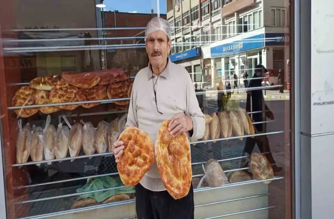 Devrek’te Ramazan pidesi vatandaşların tüketimine sunulmaya başlandı
