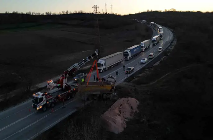 Devrilen hafriyat kamyonu uluslararası yolda trafiği felç etti
