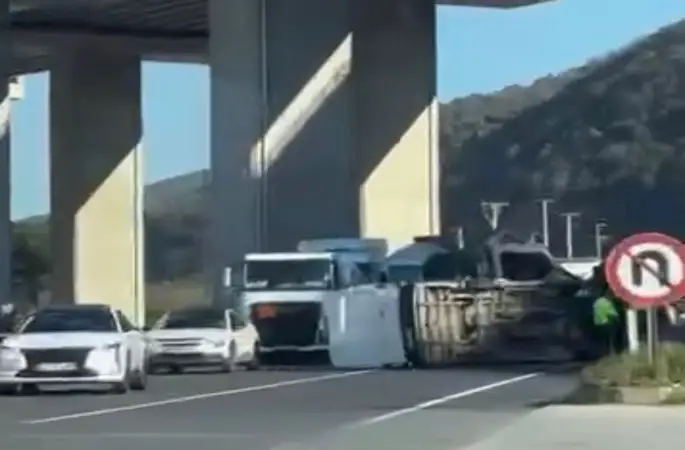 Devrilen minibüs, yolun karşısına geçti
