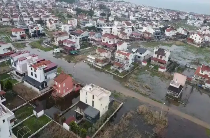 Dikili’de yağış durdu, sular kaldı
