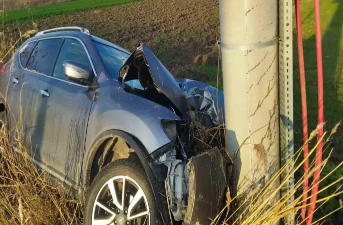 Direğe çarpan otomobil sürücüsü yaralandı
