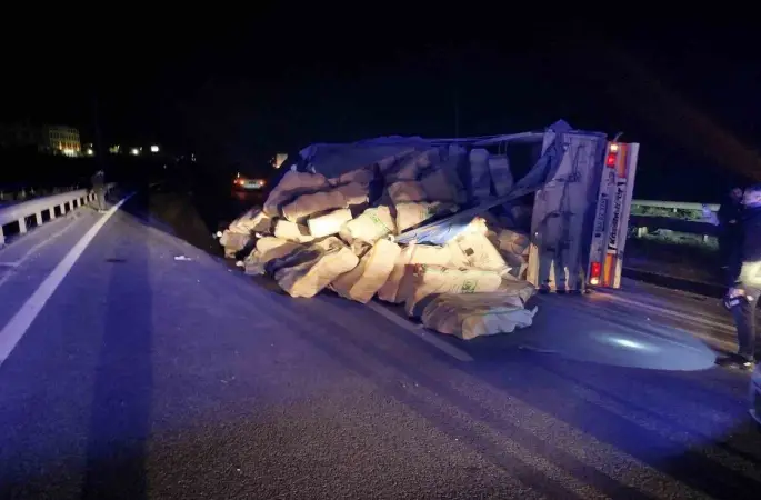 Direksiyon hakimiyetini kaybeden tır refüje çarpıp yan yattı: 1 yaralı
