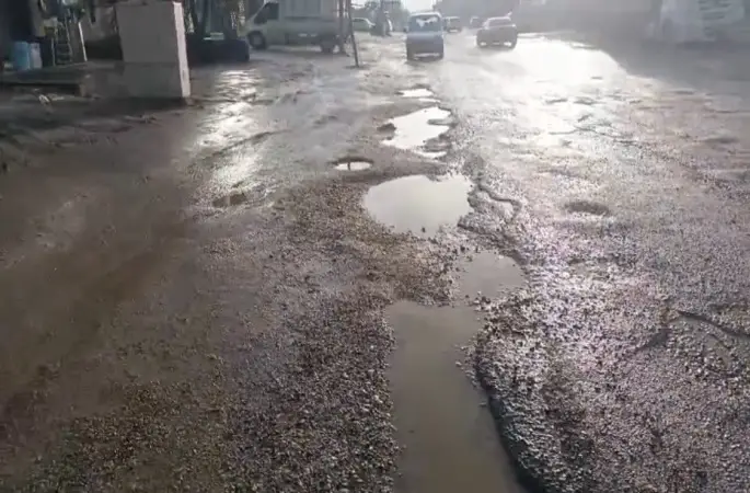 Diyarbakır’da bozulan yollar sürücülere zor anlar yaşatıyor
