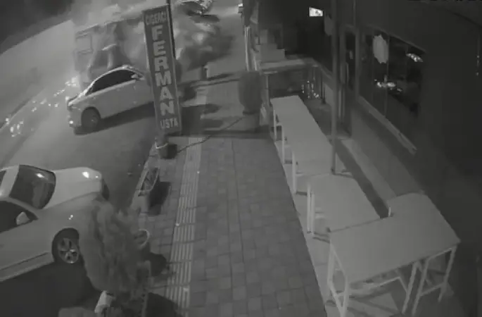 Diyarbakır’da devrilen tırın 7 araca çarpma anı kameraya yansıdı
