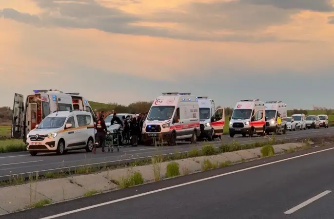 Diyarbakır’da faciadan dönüldü: Takla atan araçtaki 10 kişi yaralandı
