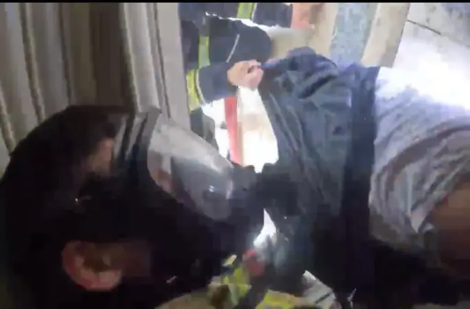 Diyarbakır’da filmleri aratmayan kurtarma operasyonu: Yangının ortasında kalan vatandaş kurtarıldı
