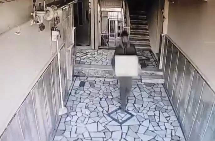 Diyarbakır’da garip hırsızlık girişimi: Önce çaldı, sonra geri bırakıp kameraya ’karışmadım’ el işaretini yaptı
