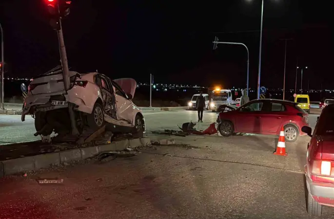Diyarbakır’da iki otomobil kafa kafaya çarpıştı: 3 yaralı
