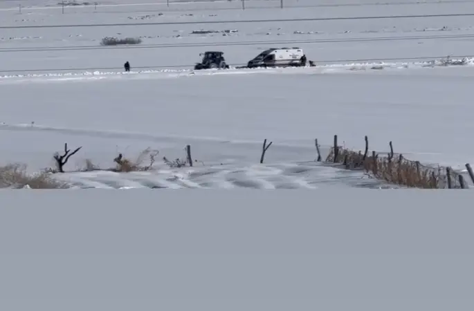 Diyarbakır’da kara saplanan ambulans, köylüler tarafından çıkartıldı
