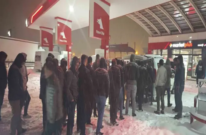 Diyarbakır’da karda mahsur kalanlara sıcak çorba desteği
