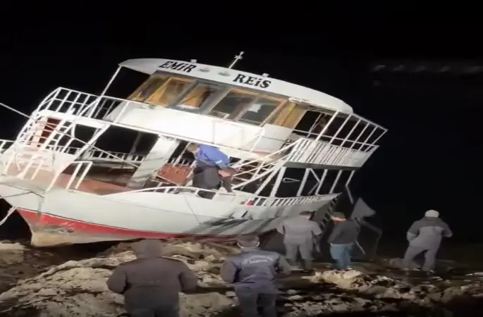 Diyarbakır’da kısmen batan tekne halat yardımıyla kurtarıldı
