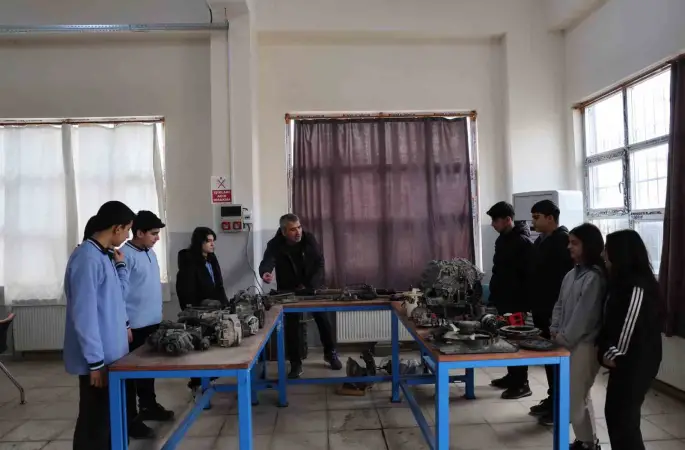 Diyarbakır’da kız ve erkek öğrenciler aldıkları eğitimlerle otomotiv sektörüne giriyor

