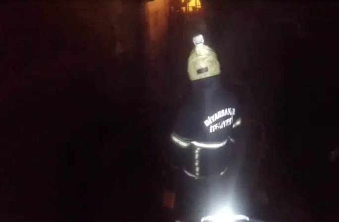 Diyarbakır’da oto tamircideki yangın kask kamerasına yansıdı
