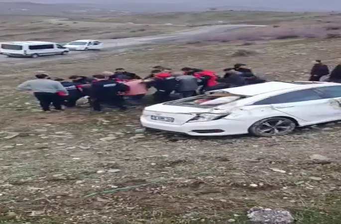 Diyarbakır’da otomobil yoldan çıktı: 1 yaralı
