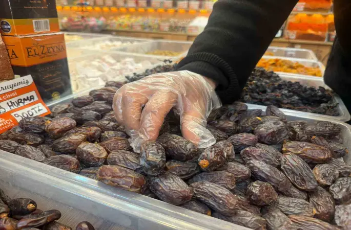 Diyarbakır’da Ramazan ayında ’hurma’ tezgahlarına yoğun ilgi
