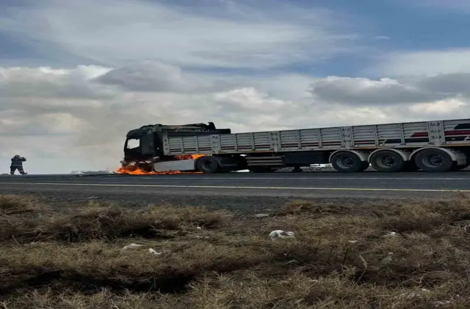 Diyarbakır’da seyir halindeki tır alev aldı
