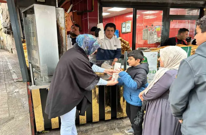 Diyarbakırlı esnaftan Kutlu Doğum Haftası’nda 2 bin kişiye döner ikramı

