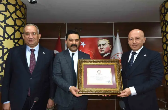 Doğu Anadolu İhracatçılar Birliği Başkanı Ömer Madırlı, mazbatasını aldı
