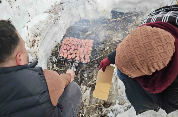 Donan Nazik Gölü üzerinde sucuk ekmek keyfi
