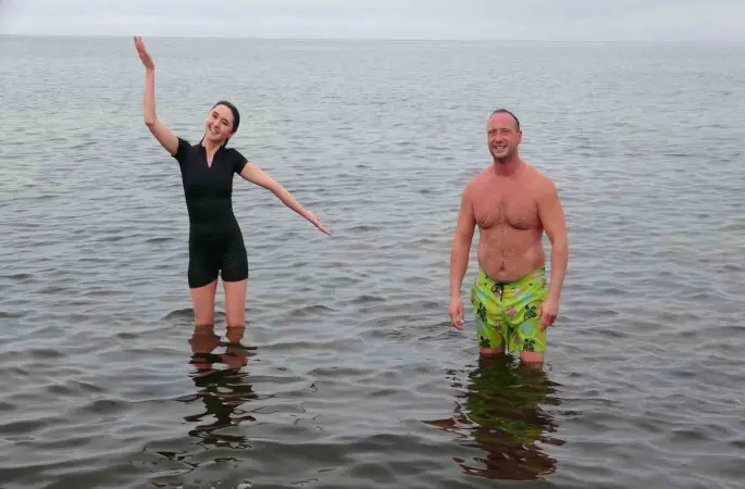 Dondurucu soğukta Van Gölü’nde yüzdüler
