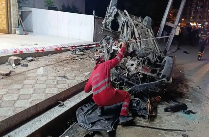 Dörtyol’da aydınlatma direğine çarpan araç hurdaya döndü: 2 yaralı
