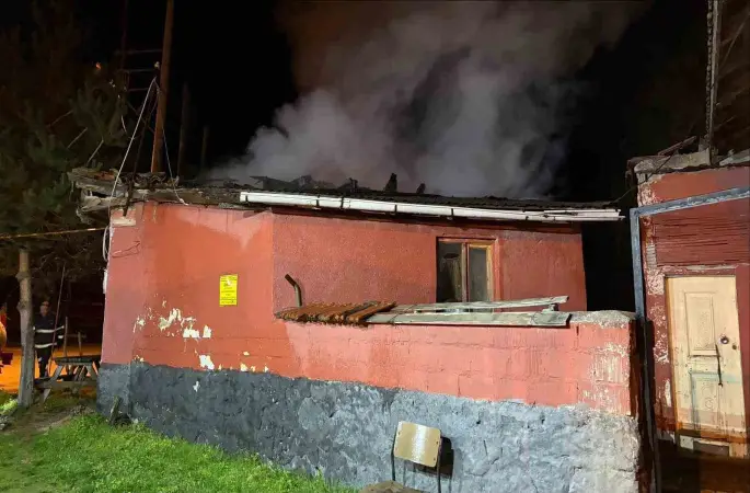 Dumanı görüp terk ettiği evi alevlere teslim oldu
