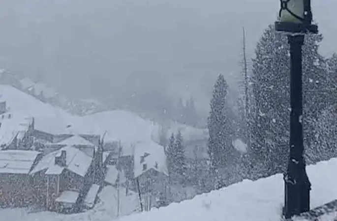 Dünyaca ünlü Ayder Yaylası’nda kar etkisini sürdürüyor
