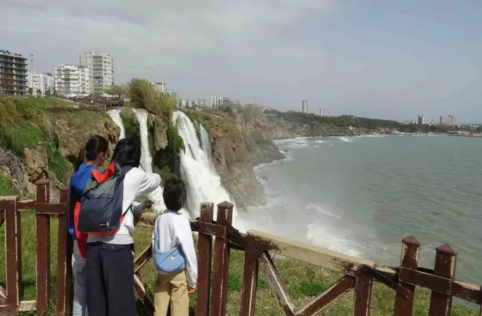 Dünyaca ünlü şelale, yağmur sonrası denizi kahverengiye bürüdü
