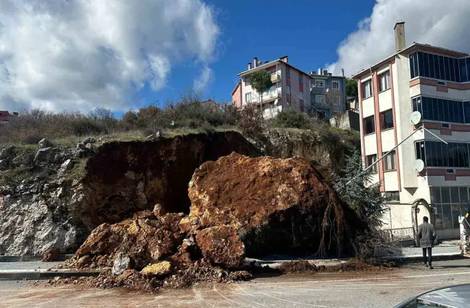 Dursunbey’de dev kaya yola düştü
