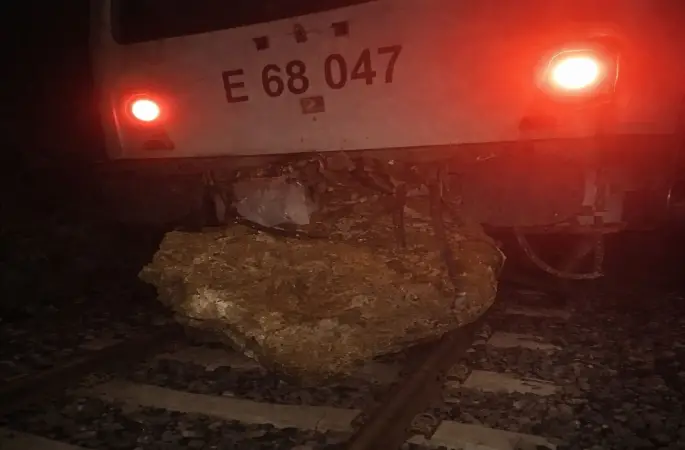 Düşen kaya treni raydan çıkardı, yolcular otobüslerle nakledildi
