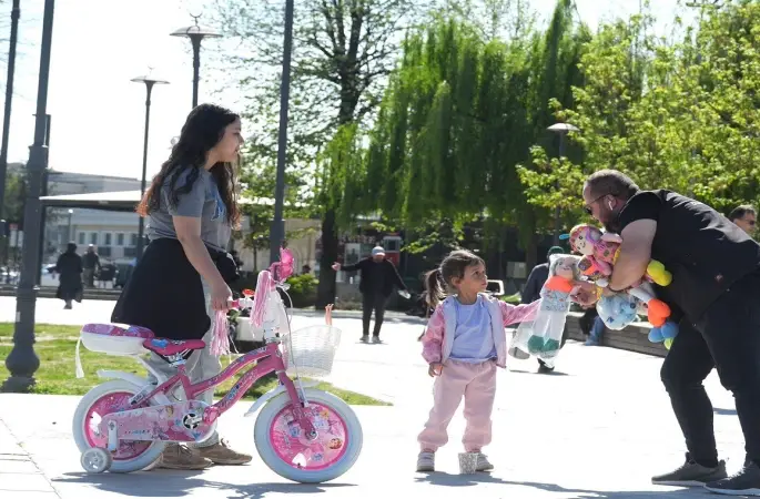 Düşen oyuncakları sahibine ulaştıran çocuklar takdir topladı
