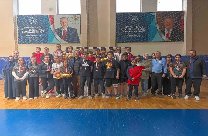 Düzce’de 100 sporcu raket salladı
