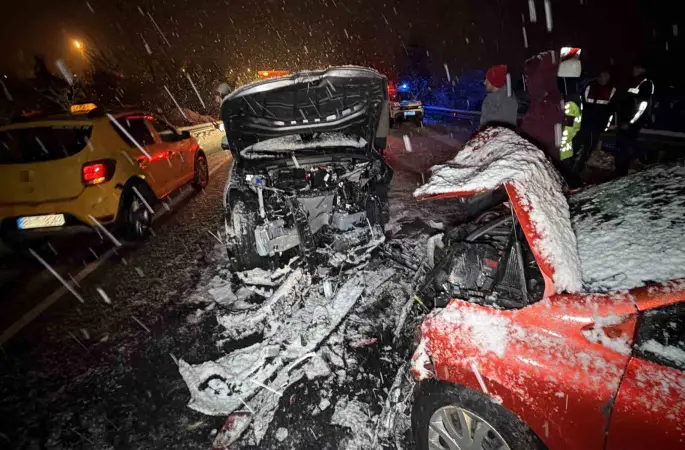 Düzce’de kafa kafaya çarpışan araçlar hurdaya döndü: 7 yaralı
