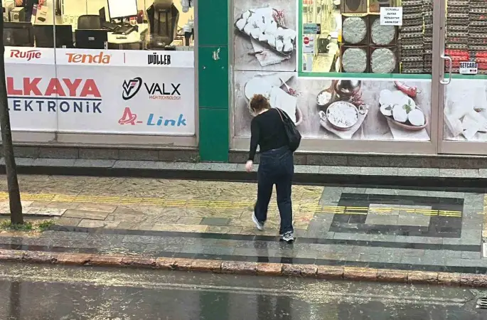 Düzce’de sağanak yağış vatandaşları hazırlıksız yakaladı
