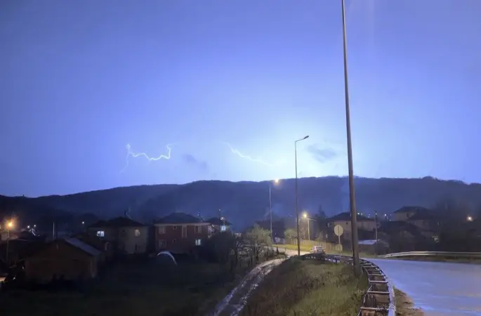 Düzce’de şimşeklerin ardından dolunay mest etti
