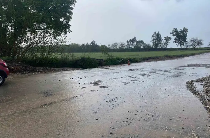 Düziçi’nde şiddetli yağış: Tarım arazileri ve yollar sular altında kaldı
