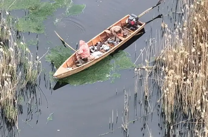 Eber Gölü’nde kaçak avlanan 4 kişi dron ile tespit edildi
