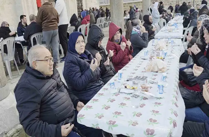 Edirne’de 11 yıllık imece iftar geleneği: İmece usulü sofra kuruldu
