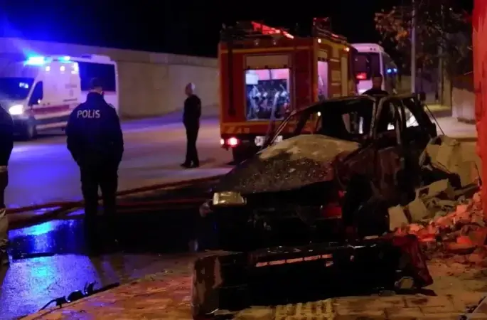 Edirne’de 4 kişi kaza yapan araçta yanarak öldü