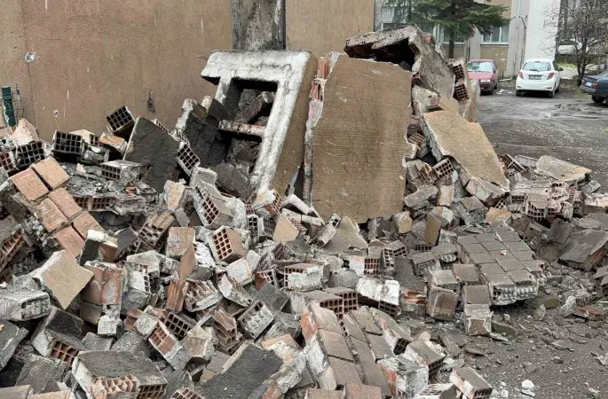 Edirne’de facianın eşiğinden dönüldü: Apartman bacası çöktü
