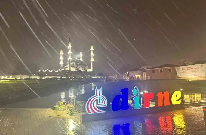 Edirne’de kar yağışı etkili oluyor
