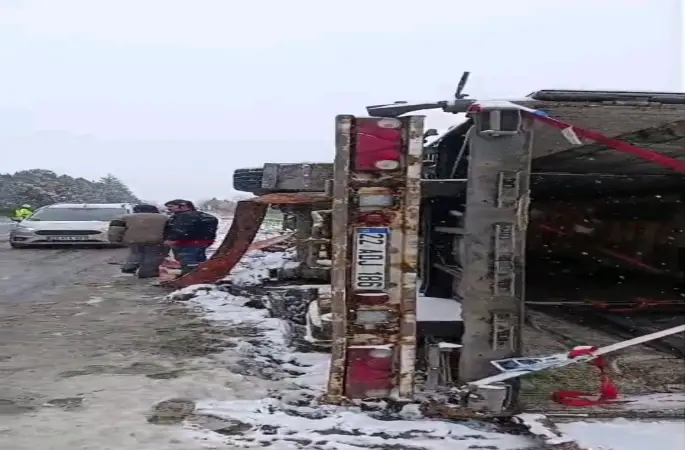 Edirne’de kar yağışı ve fırtına sebebiyle tır devrildi
