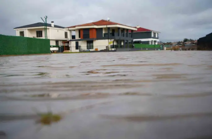 Edirne’de milyonluk villalar sular altında kaldı
