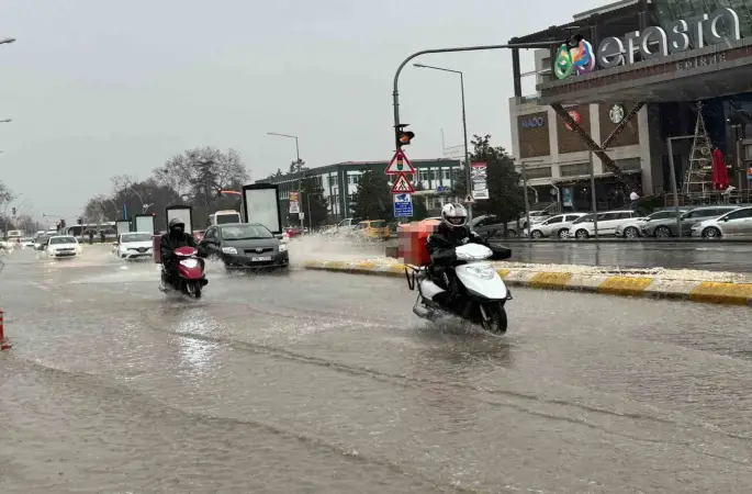 Edirne’de sağanak etkili oldu, yollar göle döndü: Köprü altında mahsur kalanlar kurtarıldı
