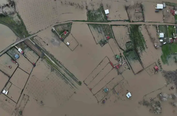 Edirne’de tarım arazileri ve yerleşim yerleri sular altında kaldı
