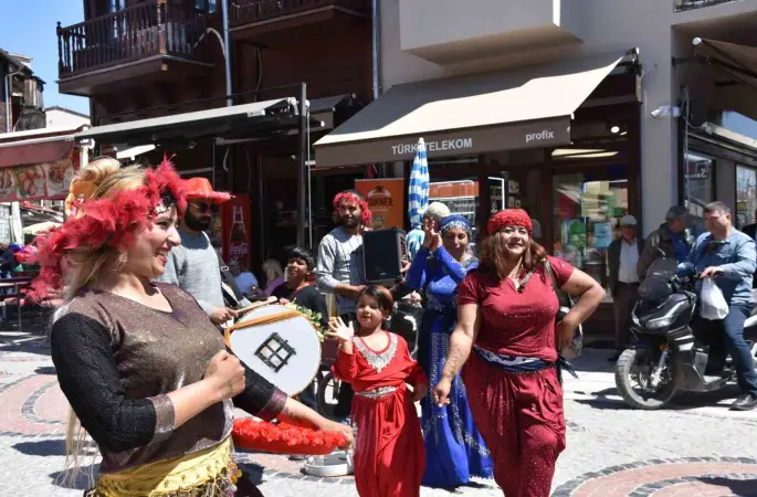 Edirne’de turistler romanların kakava davetine ortak oldu
