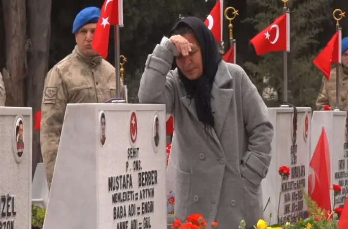 Edirnekapı Şehitliği’nde bayram öncesi hüzünlü ziyaret
