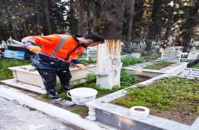 Edremit Belediyesi bayram öncesi mezarlıklarda bakım çalışmalarını sıkılaştırdı
