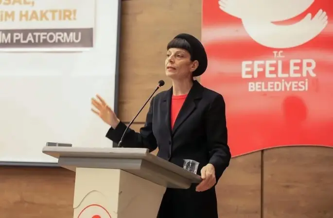 Efeler’de ’Dönüm Noktasında Cumhuriyet’ konuşuldu
